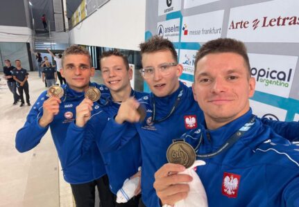 polscy niesłyszący pływacy prezentują z uśmiechem zdobyte medale