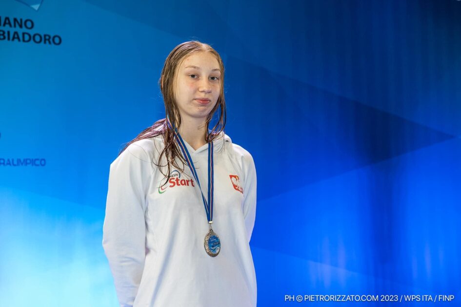 młoda polska pływaczka na podium.